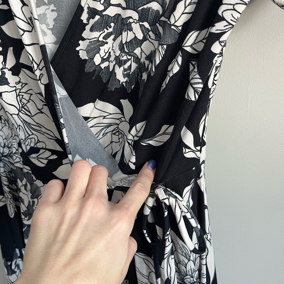 Women’s faux wrap knee length floral vacation dress small - Picture 2 of 3